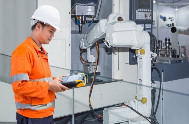 Mühendis otomatik robot el tezgahları Cnc makine otomotiv sektöründe ile programlama