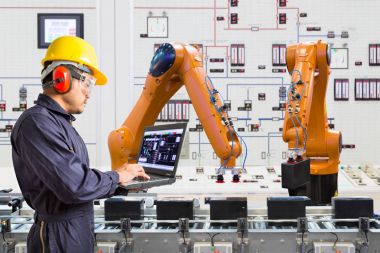 Mühendis için bakım otomatik robot el tezgahları akıllı fabrikasında, sanayi 4.0 konsept dizüstü bilgisayar kullanan