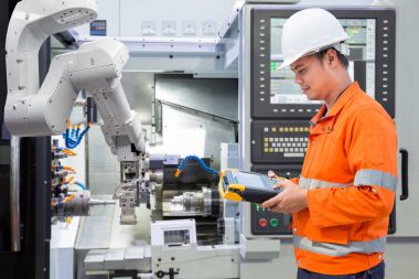 Bir sektörde Cnc makine ile programlama bakım mühendisi robot otomatik