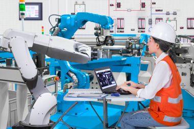 Kadın yazılım mühendisleri gelişmekte olan üretim hattında, sanayi 4.0 konsept robot otomatik