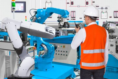Bakım mühendisi kontrol otomatik robot el tezgahları Sanayi Üretim Fabrikası, sanayi 4.0 konsept