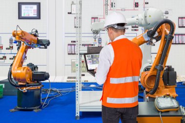 Yükleme ve sınama Sanayi Fabrikası üretimde robot mühendisi