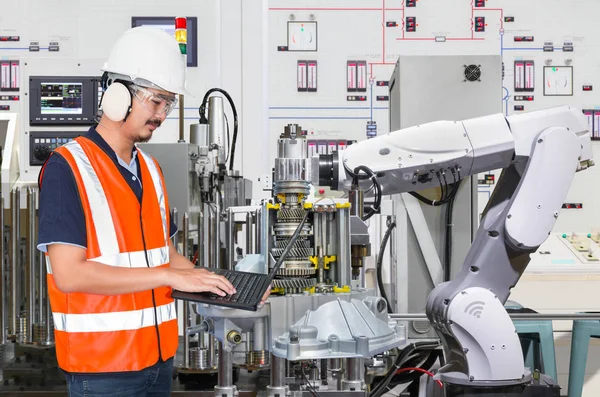 Bakım otomatik robot el tezgahları Otomotiv Sanayi için dizüstü bilgisayar kullanan mühendisi