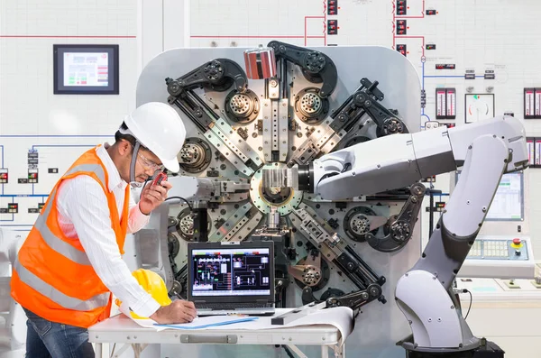 Ingeniero que utiliza el ordenador portátil para el mantenimiento automático de la máquina herramienta de mano robótica en fábrica, concepto Industria 4.0 — Foto de Stock