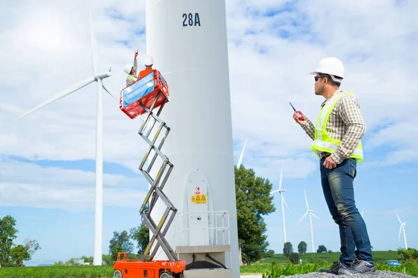 Ingegneri addetti alla manutenzione della centrale eolica con gru mobile — Foto Stock