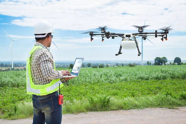 Técnico agricultor uso wifi ordenador control agricultura drone en campo de caña de azúcar — Foto de Stock