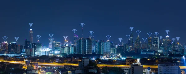 Wifi 네트워크 연결 개념 파노라마 도시 풍경 — 스톡 사진