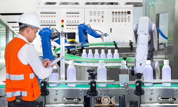 Engenheiro que verifica a robótica automatizada na fábrica de bebidas — Fotografia de Stock