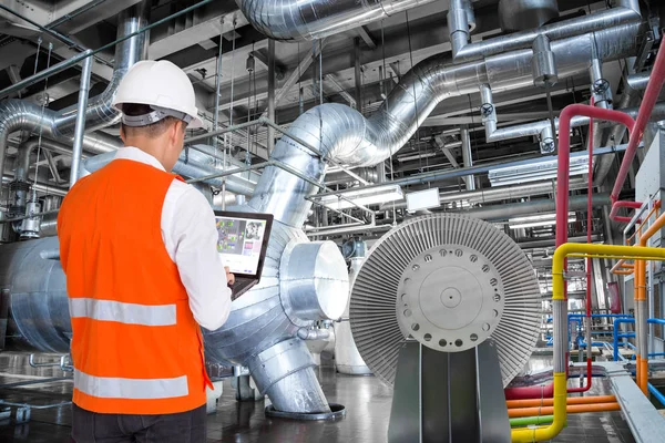 Μηχανικός χρησιμοποιώντας φορητό υπολογιστή για τη συντήρηση εγκαταστάσεων θερμικής παραγωγής ενέργειας εργοστάσιο — Φωτογραφία Αρχείου