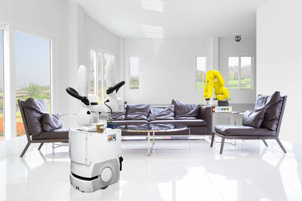 Akıllı ev, teknoloji 4.0 kavramında otomatik mobil robot hizmet içecekler — Stok fotoğraf