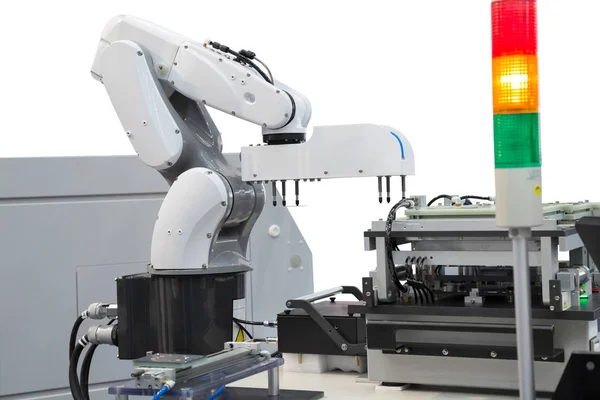 Circuito stampato robotizzato di raccolta nell'industria elettronica isolato su sfondo bianco con percorso di ritaglio — Foto Stock