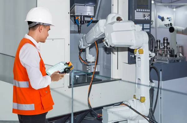 Otomatik robot el tezgahları Cnc makine otomotiv sektöründe ile kontrol mühendisi