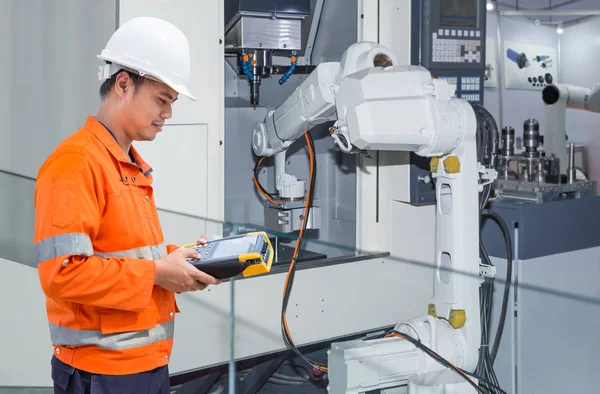 Mühendis otomatik robot el tezgahları Cnc makine otomotiv sektöründe ile programlama