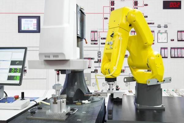 Automated robotic picking automotive part in smart factory, conceito Indústria 4.0 — Fotografia de Stock