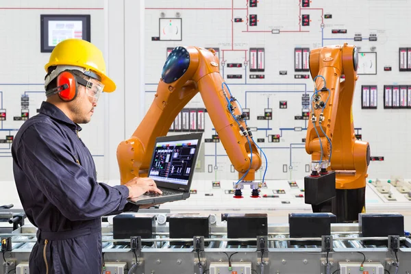Mühendis için bakım otomatik robot el tezgahları akıllı fabrikasında, sanayi 4.0 konsept dizüstü bilgisayar kullanan
