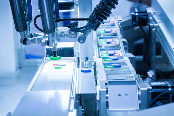 Robotik montaj üretim hattı akıllı fabrika, sanayi 4.0 konsept çalışma içinde tespit otomatik