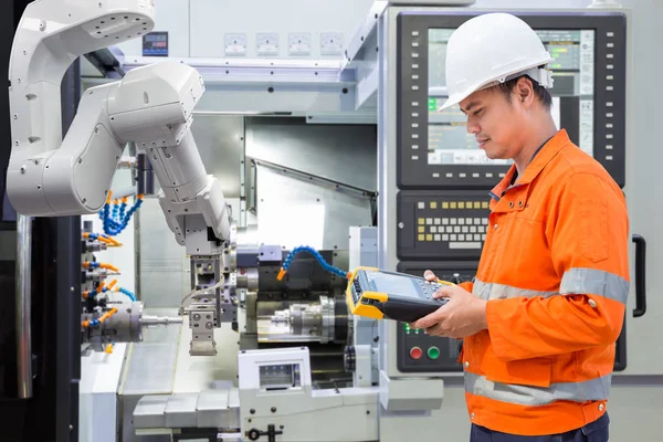 Ingegnere di manutenzione programmazione robotica automatizzata con macchina CNC in un settore — Foto Stock