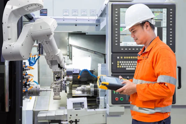 Bir sektörde Cnc makine ile programlama bakım mühendisi robot otomatik