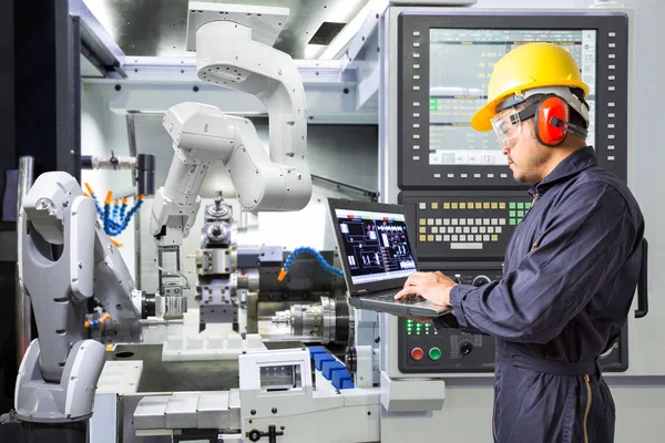 Mühendis ile Cnc makine akıllı fabrikada bakım otomatik robot kol için dizüstü bilgisayar kullanarak. Sanayi 4.0 konsept