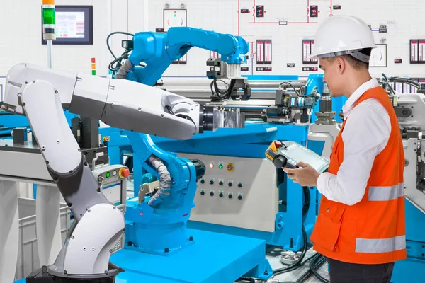 Ingeniero de mantenimiento programación automatizada industria robótica 4.0 concepto — Foto de Stock