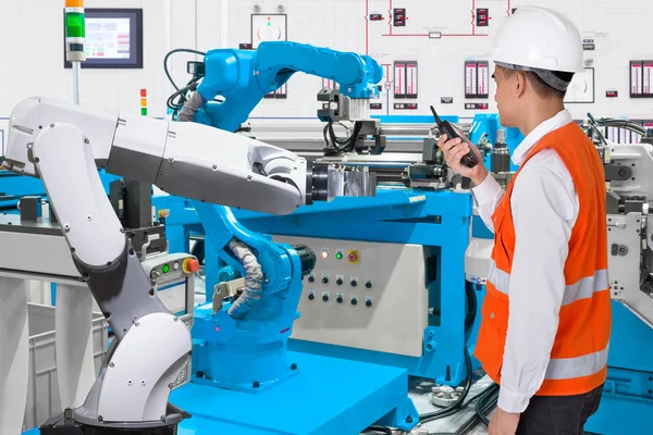 Teknisi perawatan mengontrol mesin tangan robot otomatis di pabrik manufaktur industri, konsep Industri 4.0 — Stok Foto