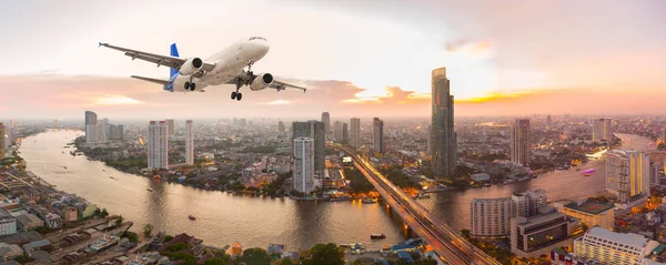 Uçak kalkış panorama şehrin üzerinde gün batımında