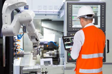 Mühendis ile Cnc makine akıllı fabrikada bakım otomatik robot kol için dizüstü bilgisayar kullanarak. Sanayi 4.0 konsept