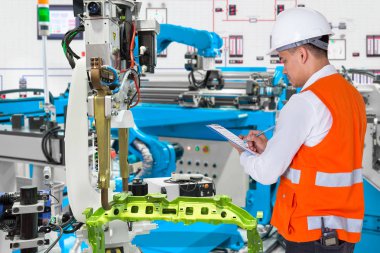 Günlük bakım kontrol mühendisi otomatik otomotiv üretim hattında otomotiv sektörünün robot