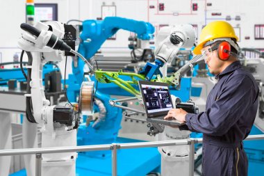 Dizüstü bilgisayar bakım otomatik robot iş parçası otomotiv sektöründe, akıllı fabrika kavramı ile Kaynak Robotik kullanarak mühendisi