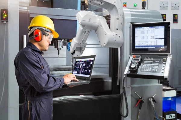 Ingeniero de mantenimiento que utiliza la mano robótica automática de control de computadora portátil con máquina CNC en fábrica inteligente. Concepto Industria 4.0 — Foto de Stock