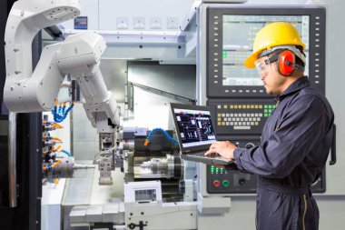 Bakım mühendisi ile Cnc makine akıllı fabrikada dizüstü bilgisayar kontrol otomatik robot el kullanarak. Sanayi 4.0 konsept