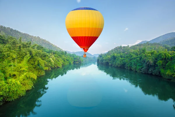 川の上を飛んで熱気球 — ストック写真