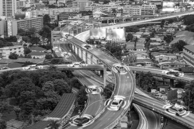 Otomatik sensör kablosuz bağlantı ile metropol üzerinde sürüş ile akıllı otomobil