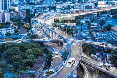 Otomatik sensör kablosuz bağlantı ile metropol üzerinde sürüş ile akıllı otomobil