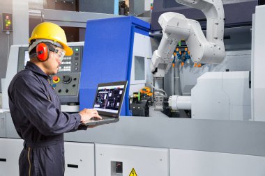 Cnc makine akıllı fabrikasında, sanayi 4.0 konsept dizüstü bilgisayar kontrol otomatik robot el kullanarak bakım mühendisi