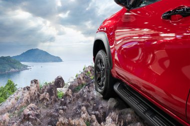 Kırmızı 4x4 araba dağlara ve denize karşı seyahat, Macera konsepti