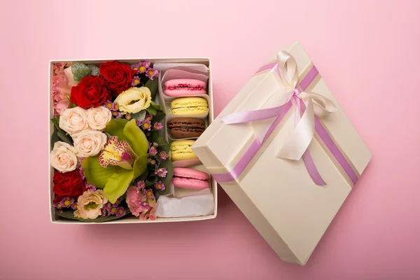 Flores y macarrones en una caja de sombreros — Foto de Stock