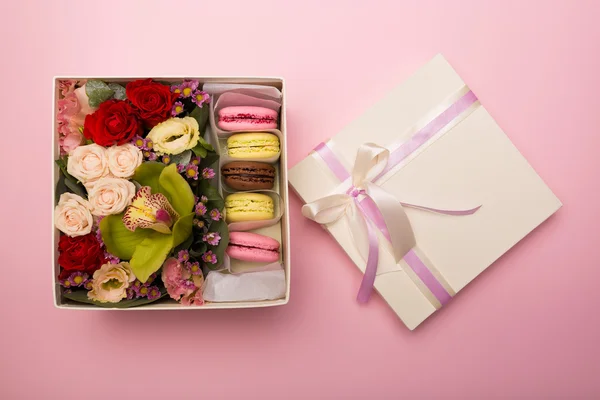 Flores y macarrones en una caja de sombreros — Foto de Stock