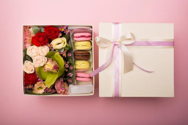 Flores y macarrones en una caja de sombreros — Foto de Stock