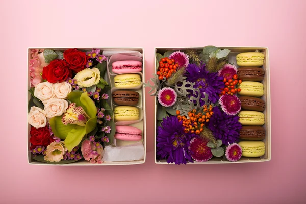 Flores y macarrones en una caja de sombreros —  Fotos de Stock