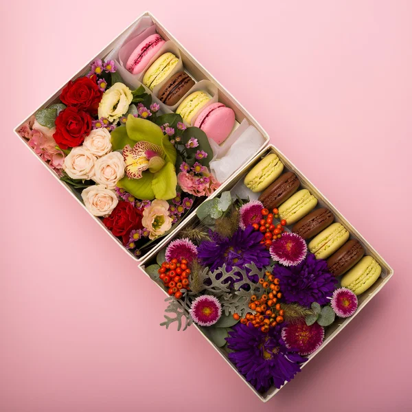Bloemen en bitterkoekjes in een hoed-box — Stockfoto