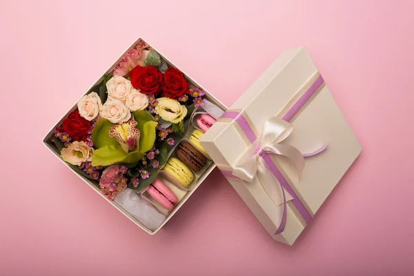 Flores y macarrones en una caja de sombreros — Foto de Stock