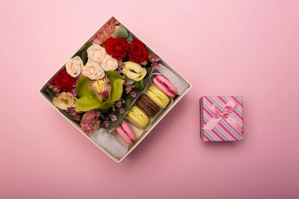 Çiçek ve bir şapka kutusunda macaroons — Stok fotoğraf