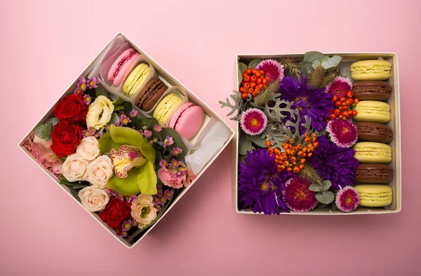 Çiçek ve bir şapka kutusunda macaroons — Stok fotoğraf