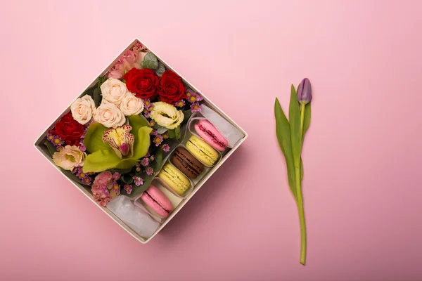 Flores y macarrones en una caja de sombreros — Foto de Stock