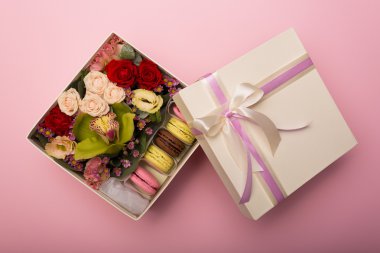 Çiçek ve bir şapka kutusunda macaroons