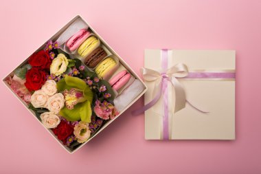 Çiçek ve bir şapka kutusunda macaroons