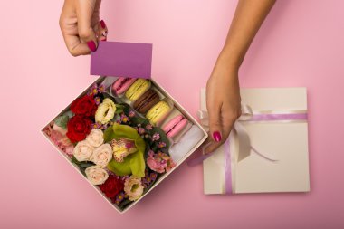 Çiçek ve bir şapka kutusunda macaroons