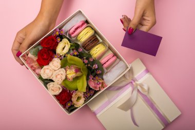 Çiçek ve bir şapka kutusunda macaroons