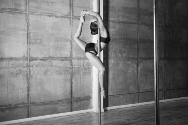 Güzel genç kadın kutup dans elemanları gerçekleştirme